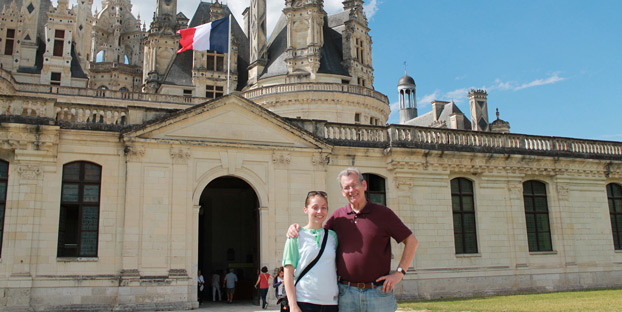 avoid bank fees while traveling abroad image