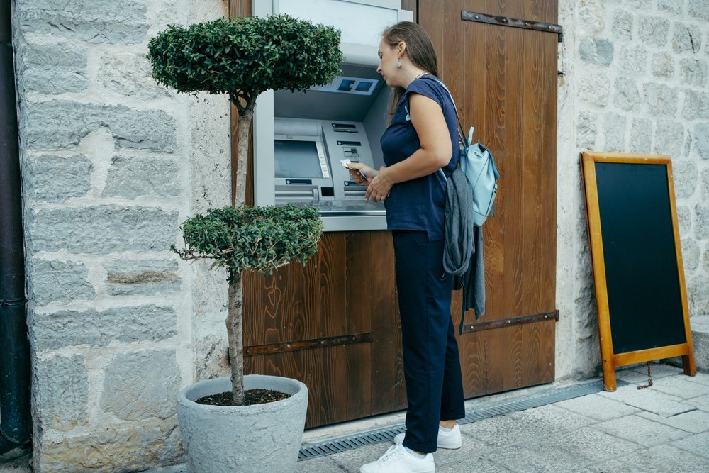 How Does FDIC Deposit Insurance Work With Bank Accounts?